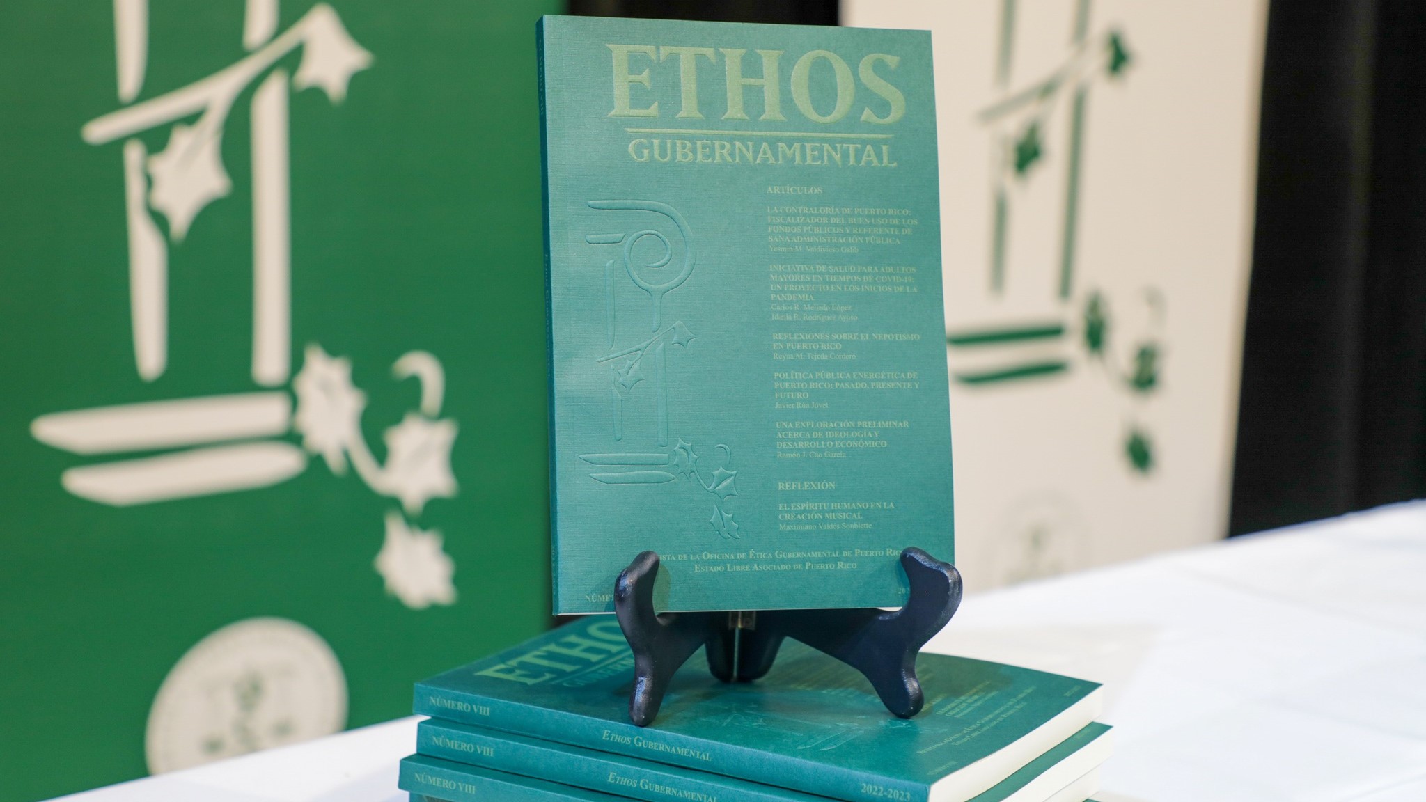 persona llenando calendario fisico